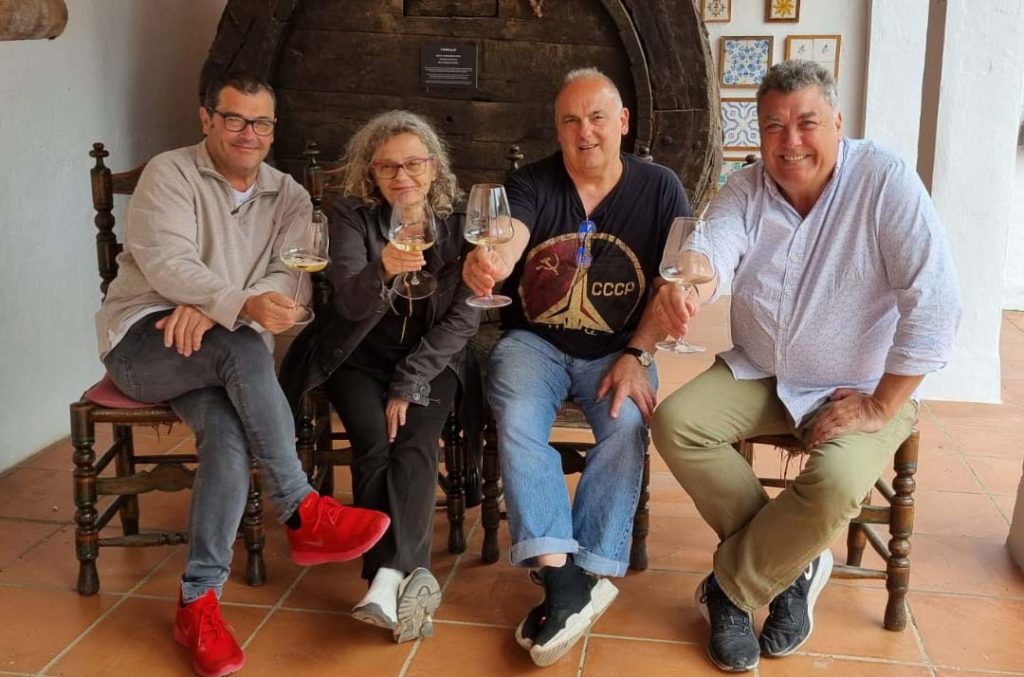 Jordi Alcover i Sílvia Naranjo de la Guia de Vins de Catalunya amb Toni i Paco de la Rosa Torelló.